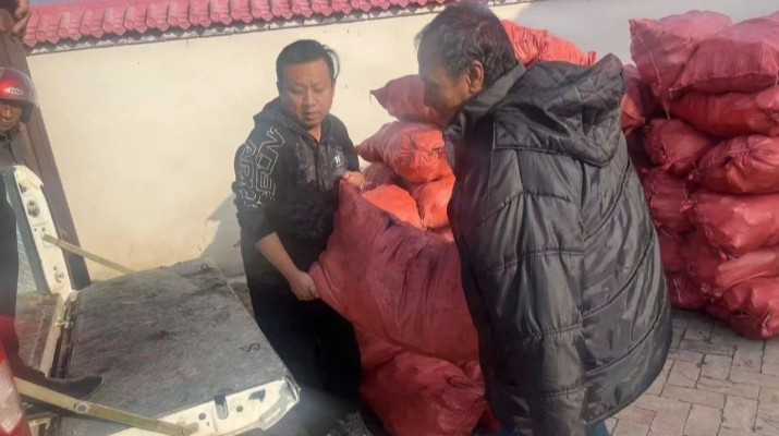 集團(tuán)駐村工作隊(duì)開展“寒冬送溫暖，關(guān)愛暖人心”慰問活動(dòng)