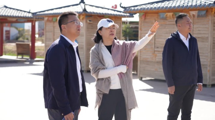 近日，集團(tuán)公司黨委副書(shū)記、總經(jīng)理馬文玫一行赴張掖平山湖景區(qū)、冰溝丹霞景區(qū)等地開(kāi)展國(guó)慶、中秋生產(chǎn)經(jīng)營(yíng)及安全生產(chǎn)工作實(shí)地調(diào)研。馬文玫一行先后來(lái)到喀爾喀小鎮(zhèn)、黃金大帳“絲路幻境”、文創(chuàng)商店、星空營(yíng)地等重點(diǎn)項(xiàng)